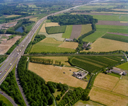 840442 Luchtfoto van de A12 bij Bunnik, met links Plas Vechten en rechts Fort Vechten, vanuit het westen.